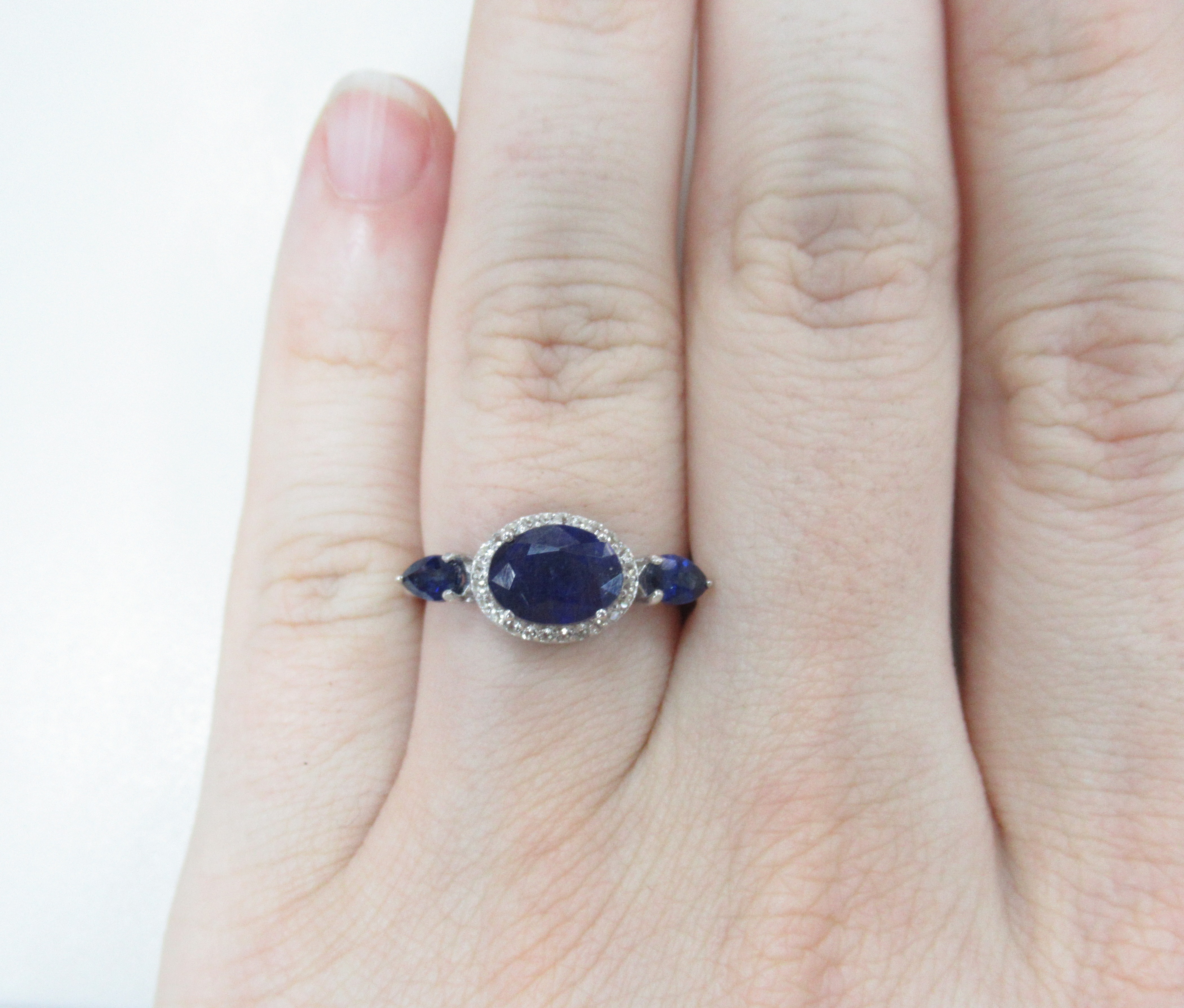 Серебряное кольцо с сапфирами